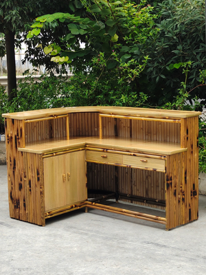 Porta all'aperto dell'interno di Tiki Bars With Cabinet And della spiaggia del partito