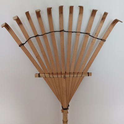 Un erpice inossidabile fatto a mano di 11 del dente 145cm del rastrello di bambù rastrello di giardino