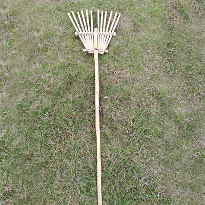 Il giardino fatto a mano del rastrello di bambù naturale rastrella il supporto dell'erpice su misura