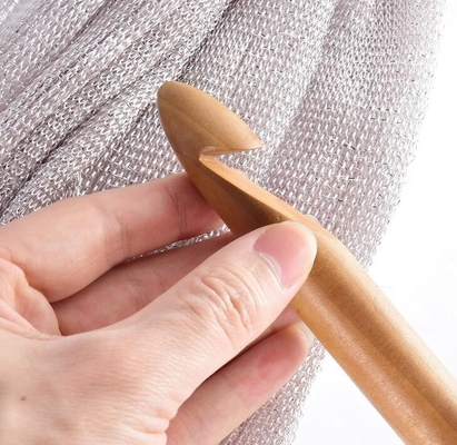 Tessi il bambù che del mestiere del filato i ferri da maglia circolari hanno carbonizzato gli uncinetti di bambù della maniglia