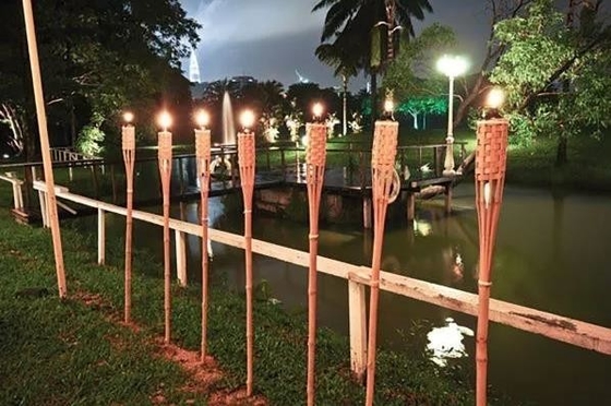 Scatole metalliche di bambù dell'olio del metallo della decorazione 115cm Tiki Torches With Flickering Flame del giardino