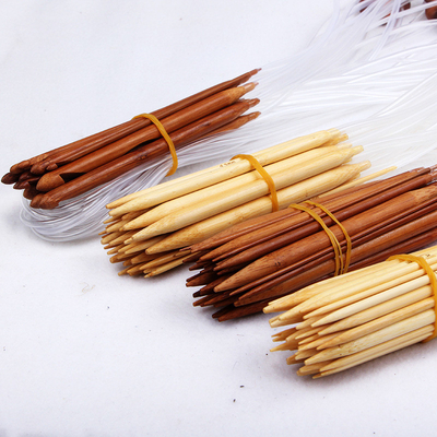 Il doppio punto ha carbonizzato i ferri da maglia circolari di bambù per il maglione dei calzini