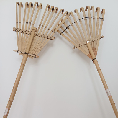 Rastrello di bambù fatto a mano 1.40m 12 denti per spazzare asciutto delle foglie e giardino che pulisce i rastrelli di giardino naturali