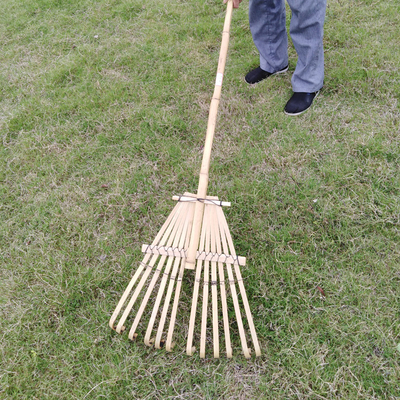 Rastrello di bambù fatto a mano 1.40m 12 denti per spazzare asciutto delle foglie e giardino che pulisce i rastrelli di giardino naturali